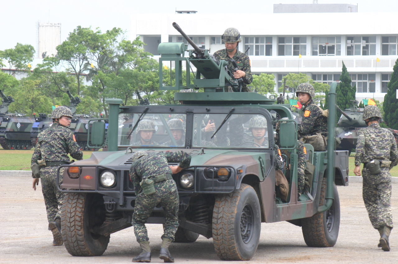 想買標準軍用悍馬車 國軍有10台要賣給你 車壇速報 國內車訊 發燒車訊