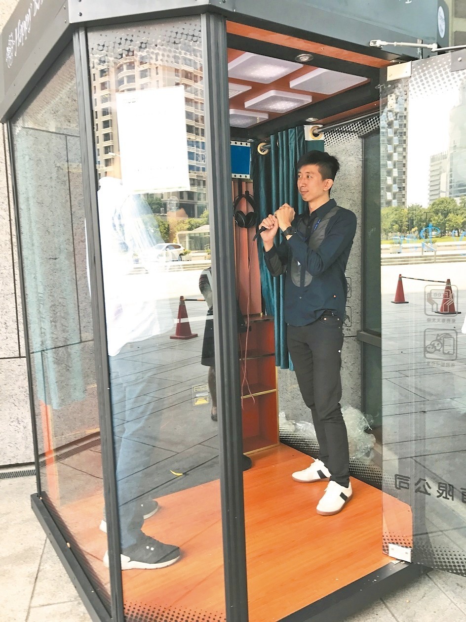 電話亭KTV在商圈夜市林立，越來越流行。 記者陳秋雲／攝影