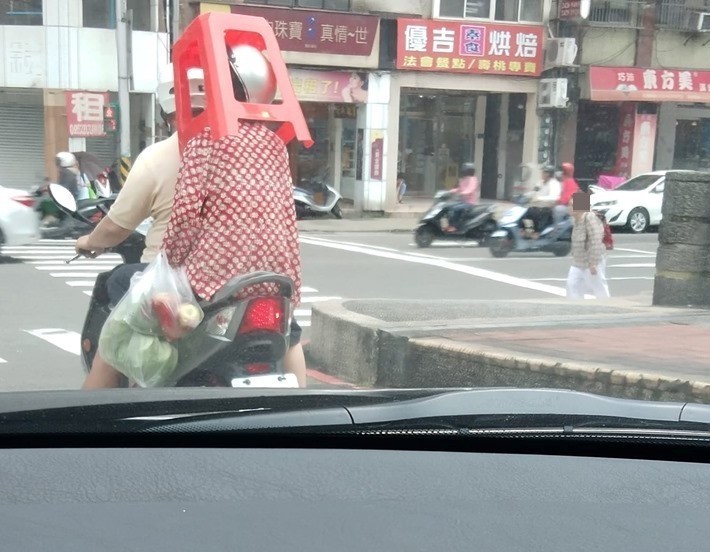 阿嬤安全帽頂椅子騎車過街超強頭頂功力 網搜話題 國內車訊 發燒車訊