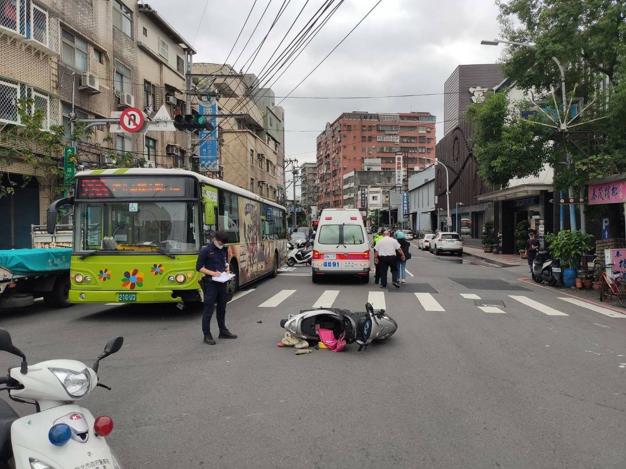 新莊公車闖紅燈撞機車彈飛女大生網罵 299又闖禍了 社會萬象 社會 聯合新聞網