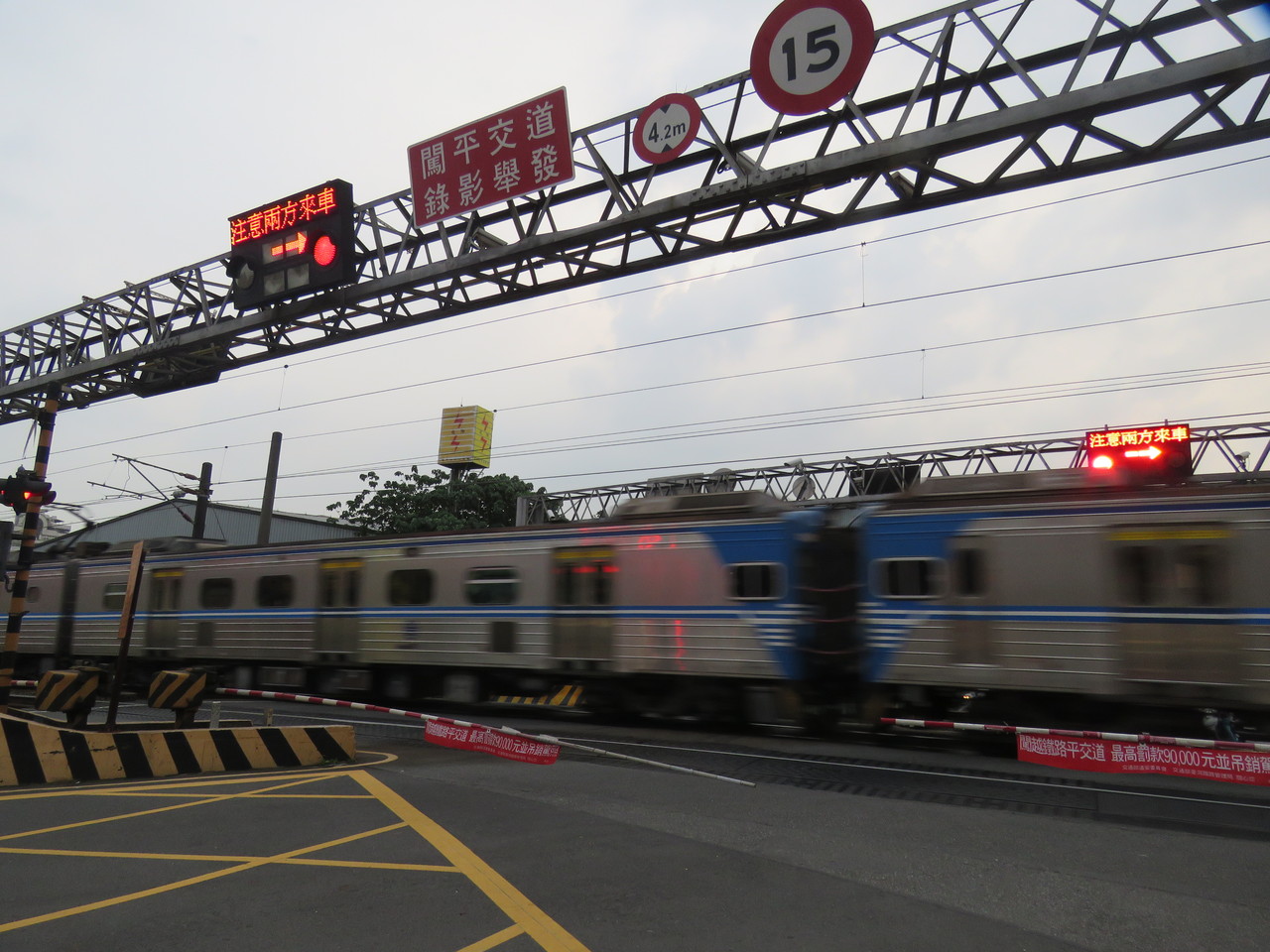 10年124人魂斷平交道主因是沒耐心 交通新訊 國內車訊 發燒車訊