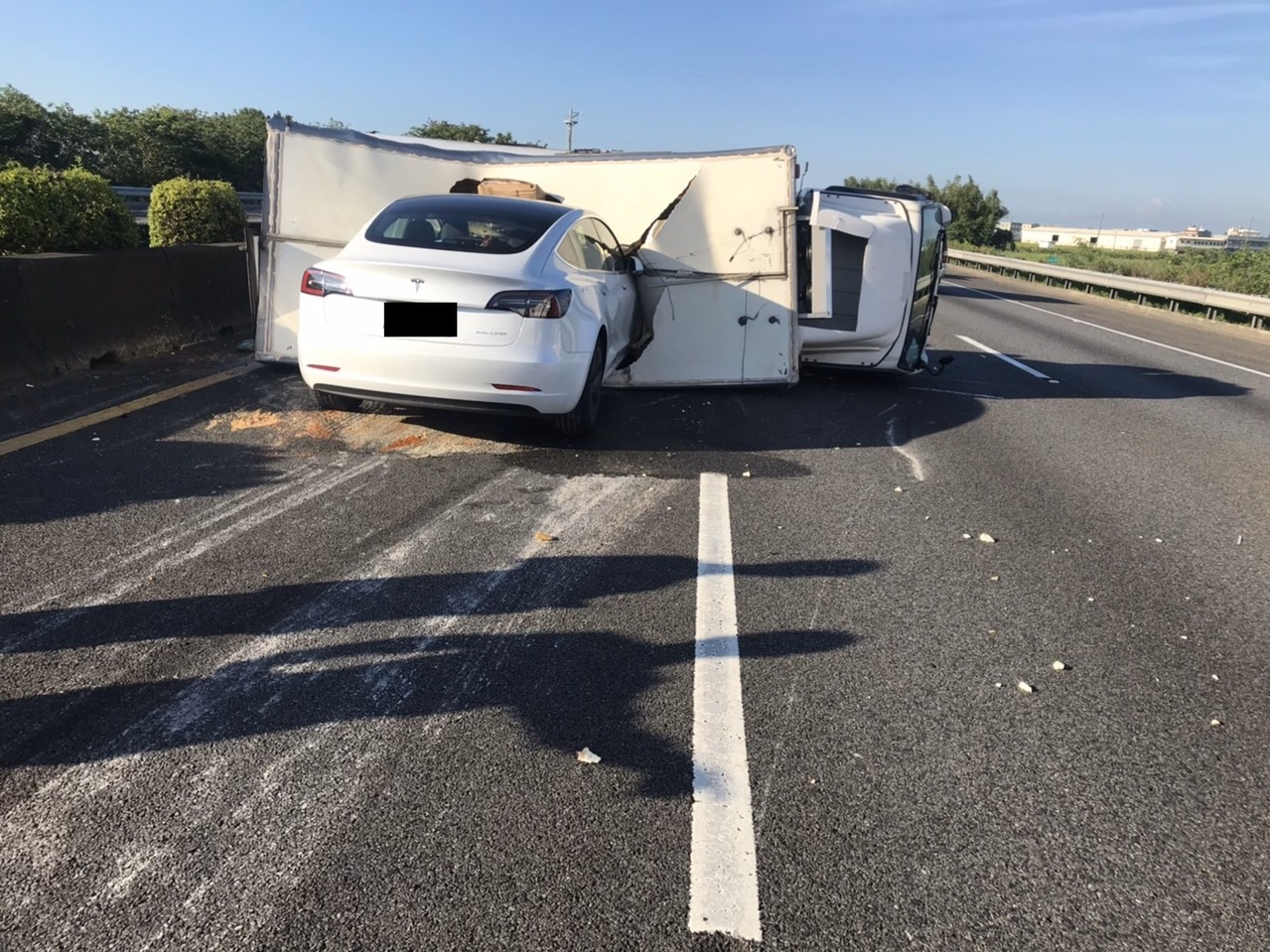 開自動輔助駕駛撞貨車特斯拉駕駛誤認會 自動煞車 網搜話題 國內車訊 發燒車訊