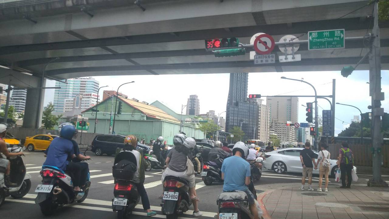 機車族串連爭路權明天下班尖峰市民 塔城街口不斷待轉 網搜話題 國內車訊 發燒車訊 機車族串連爭路權明天下班尖峰市民 塔城街口不斷待轉 網搜話題 國內車訊 發燒車訊