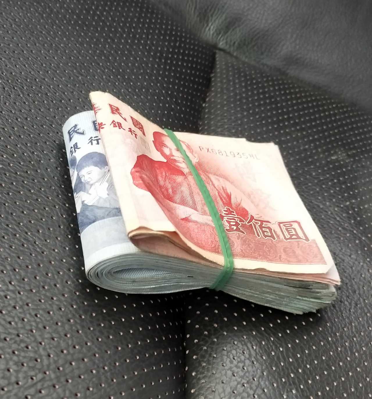 不愛用皮夾！他用橡皮筋綁鈔票竟被笑網友安慰：有錢人都這樣做| 網搜奇趣蛋| Oops | 聯合新聞網