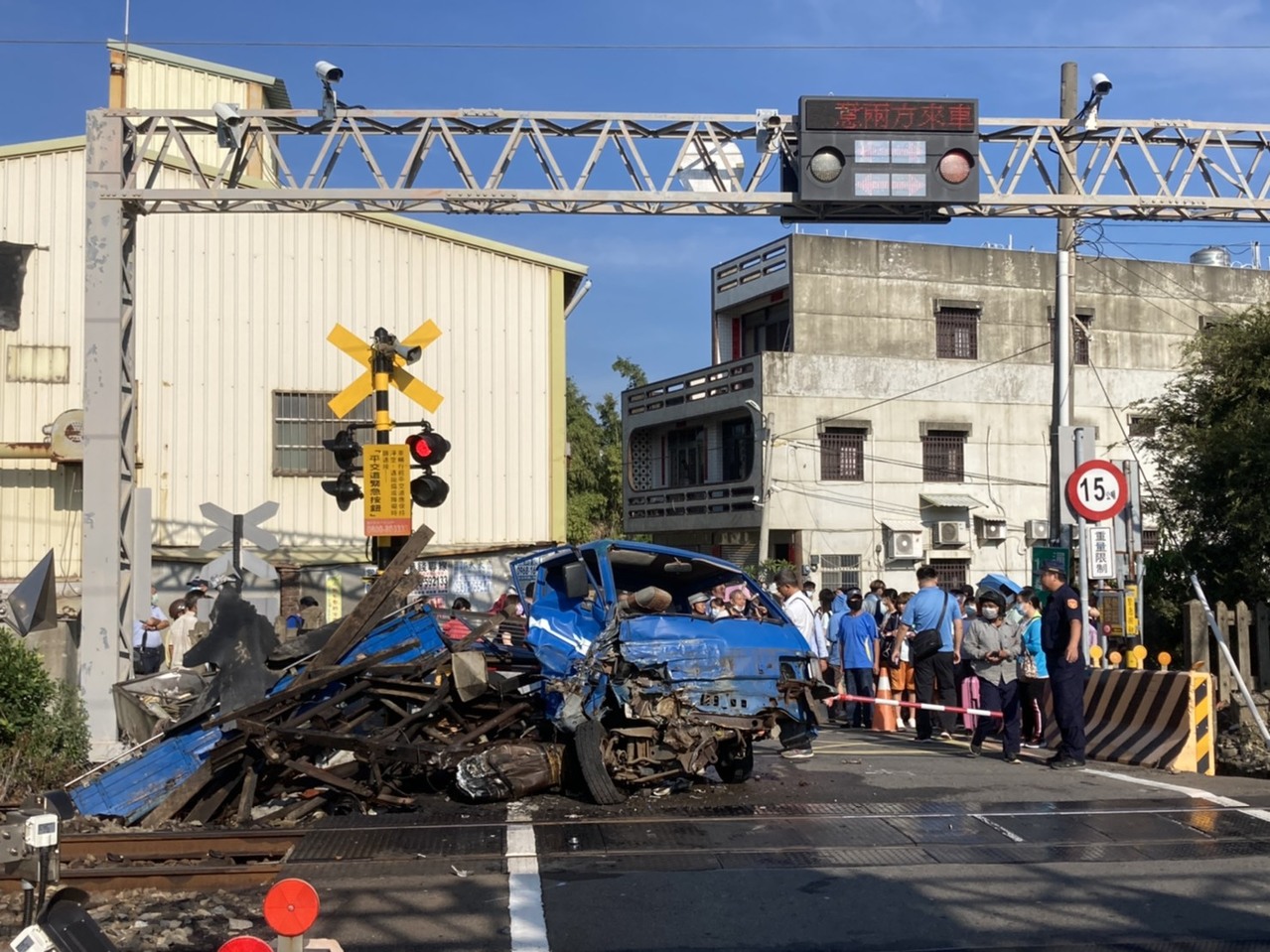 影 海線鐵路通灣平交道小貨車遭火車撞上起火成廢鐵 社會萬象 社會 聯合新聞網