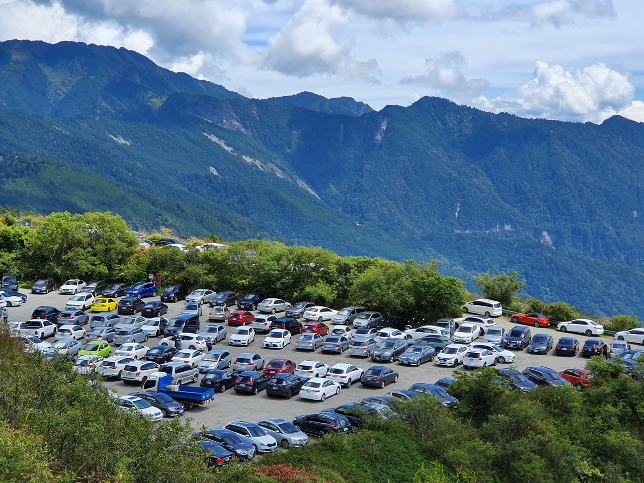 影 國慶連假合歡山爆車潮小風口停車亂象再起又有車被擋 網搜話題 國內車訊 發燒車訊