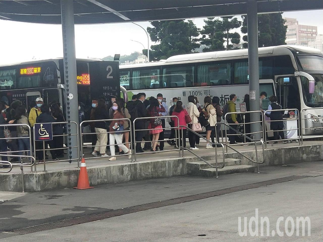 基隆嚴查野雞車加連日雨國道客運爆滿上車難國光 增班次 基宜花東 地方 聯合新聞網