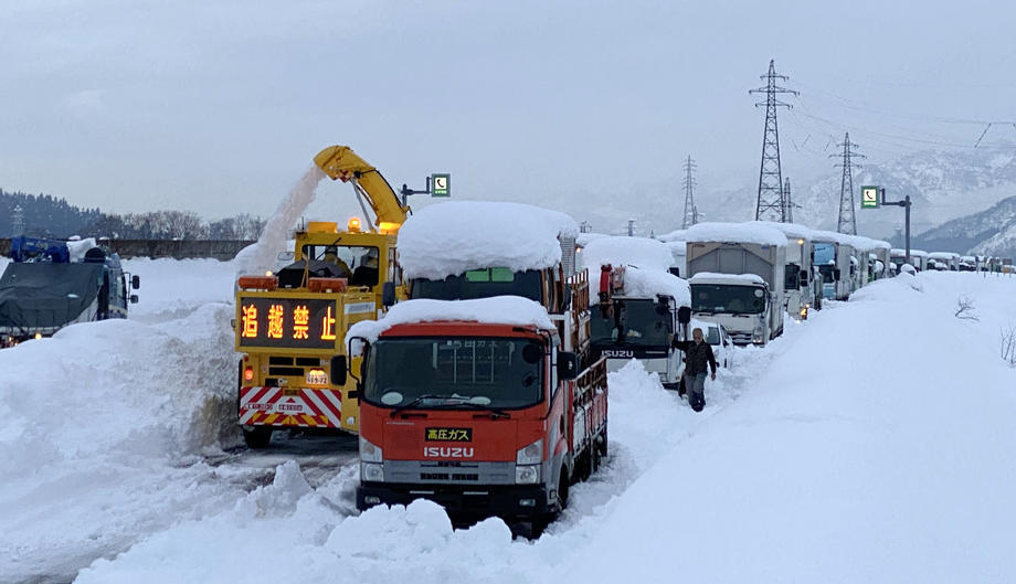 日本新潟雪災受困車輛全排除高速公路仍無法通行 國際焦點 全球 聯合新聞網