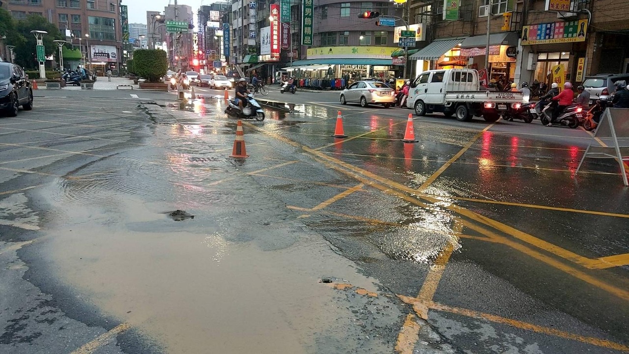 鳳山經武路自來水管破裂行人汽機車注意安全 高屏離島 地方 聯合新聞網