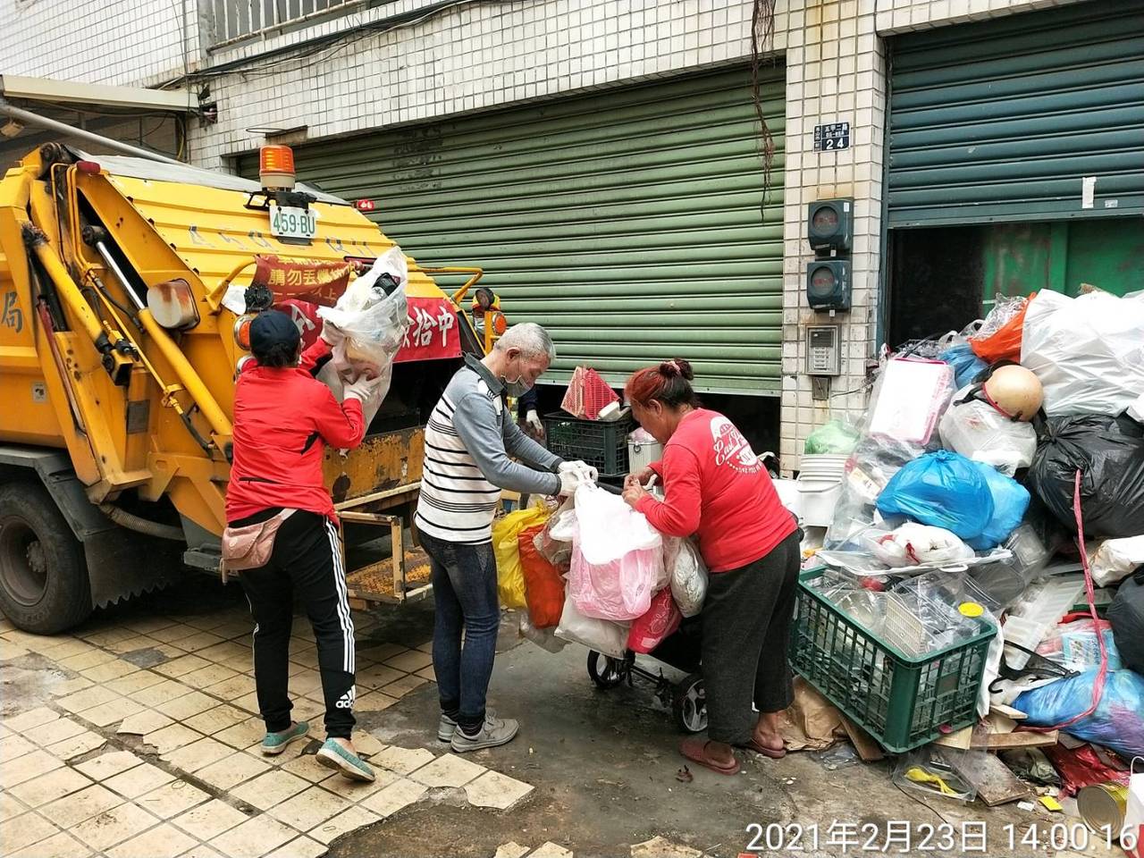 父母堆起回收垃圾山環局兒無奈 社會萬象 社會 聯合新聞網