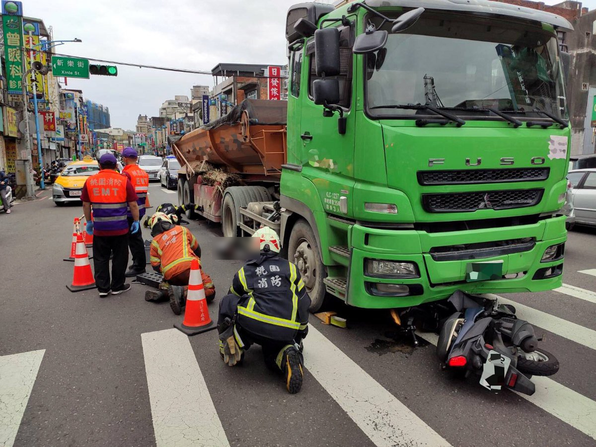 桃園機車騎士連人帶車捲入連結車帶著安全帽慘死輪下 社會萬象 社會 聯合新聞網