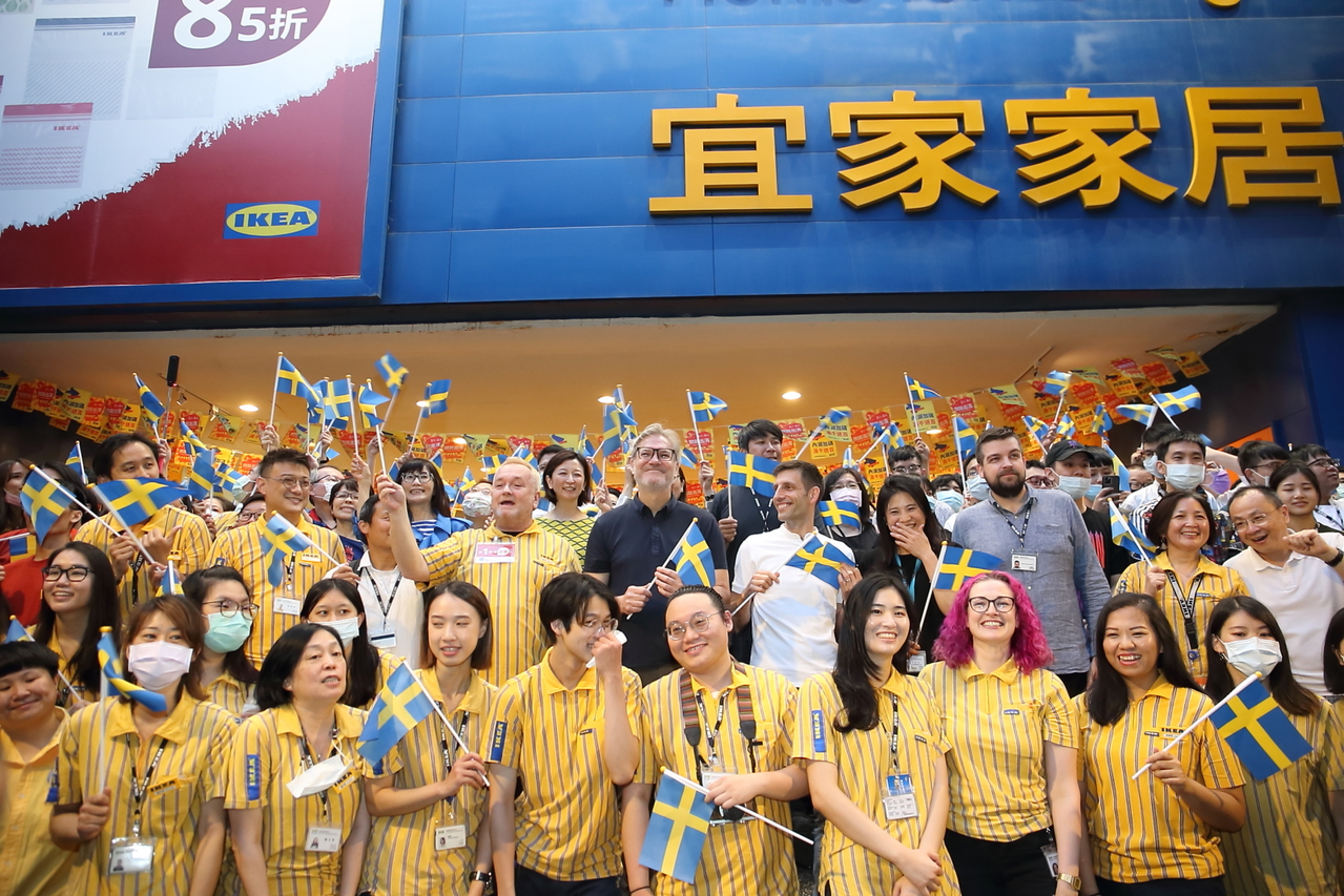 降下3面大旗 23年 Ikea敦北店 熄燈員工擁抱道別 流行消費 生活 聯合新聞網