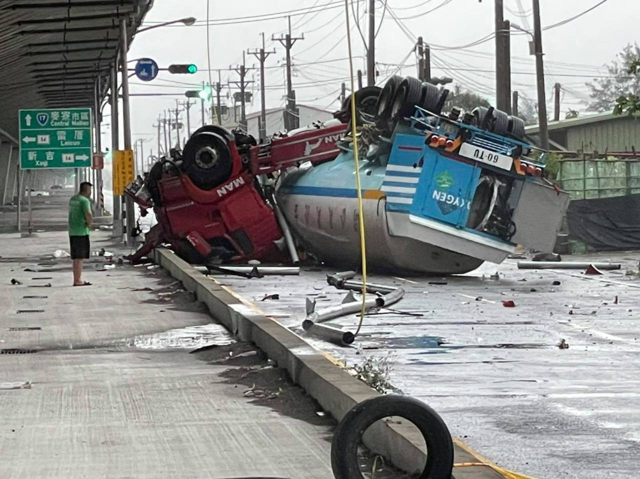 台61線液態氮槽車翻落地面34歲駕駛命大輕傷 社會萬象 社會 聯合新聞網