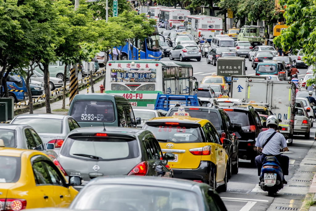 快速緩解台北內湖塞車問題的提案 城東brt 邱秉瑜 鳴人堂