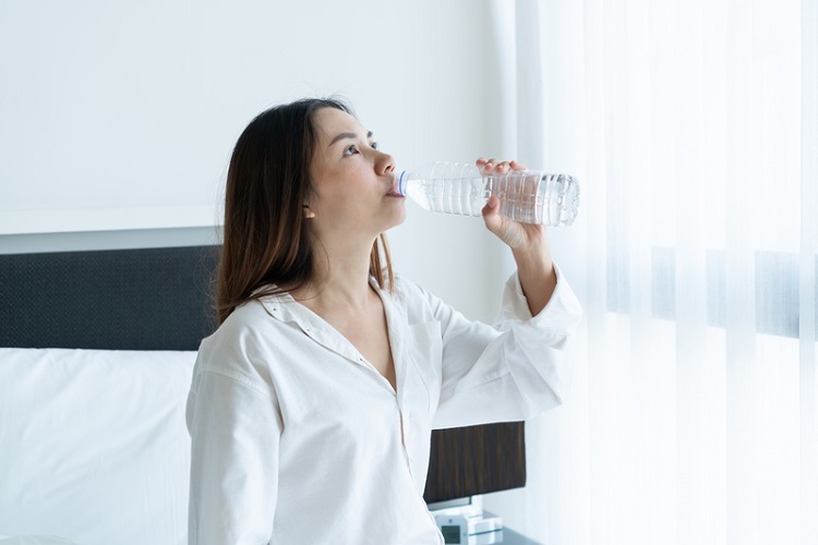 你的 濕氣 重不重 一張表自我檢測 口水多 舌苔厚 中醫師 有超過6項 你就是重度濕氣 傳統醫學 該看哪科