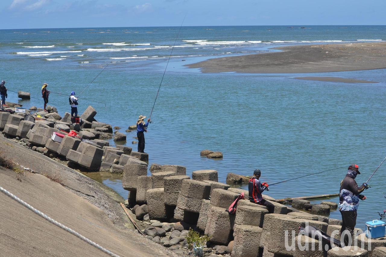 疫情下新景象海濱釣客大增釣友 紓壓大於釣魚 雲嘉南 地方 聯合新聞網 疫情下新景象海濱釣客大增釣友 紓壓大於釣魚 雲嘉南 地方 聯合新聞網