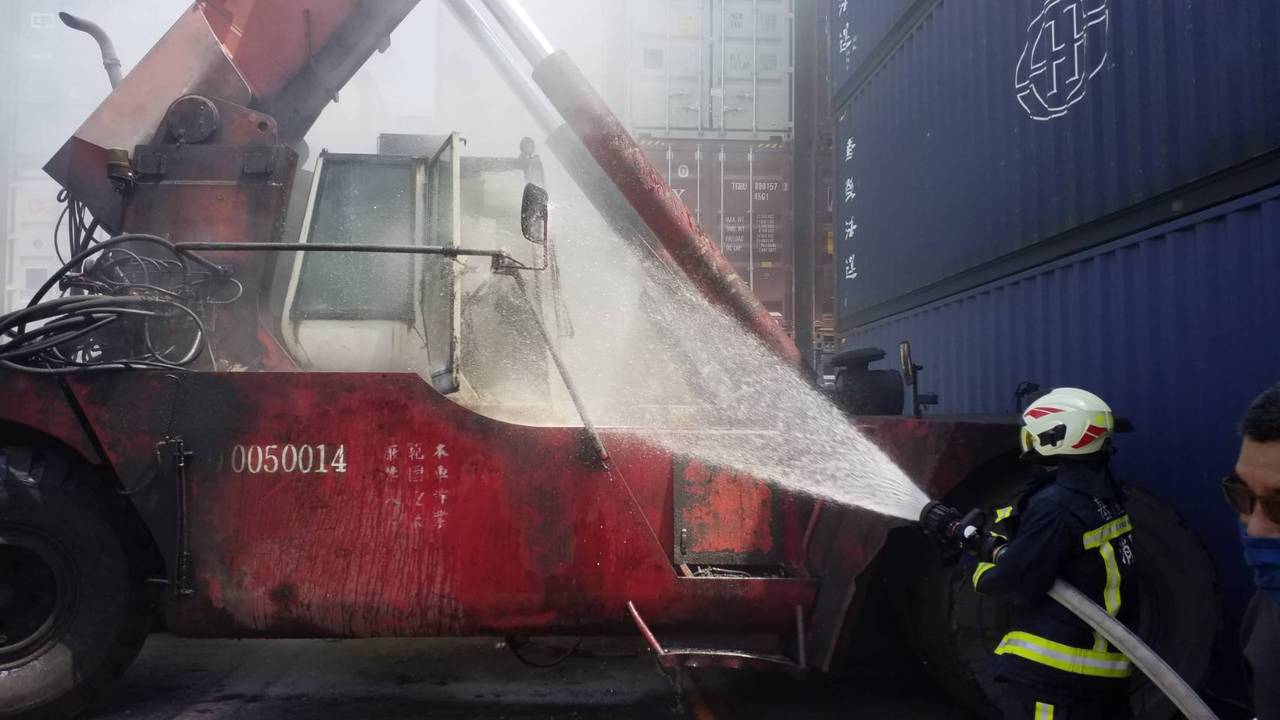 影 長春貨櫃吊運機起火場內人員滅火失敗急叩119 社會萬象 社會 聯合新聞網