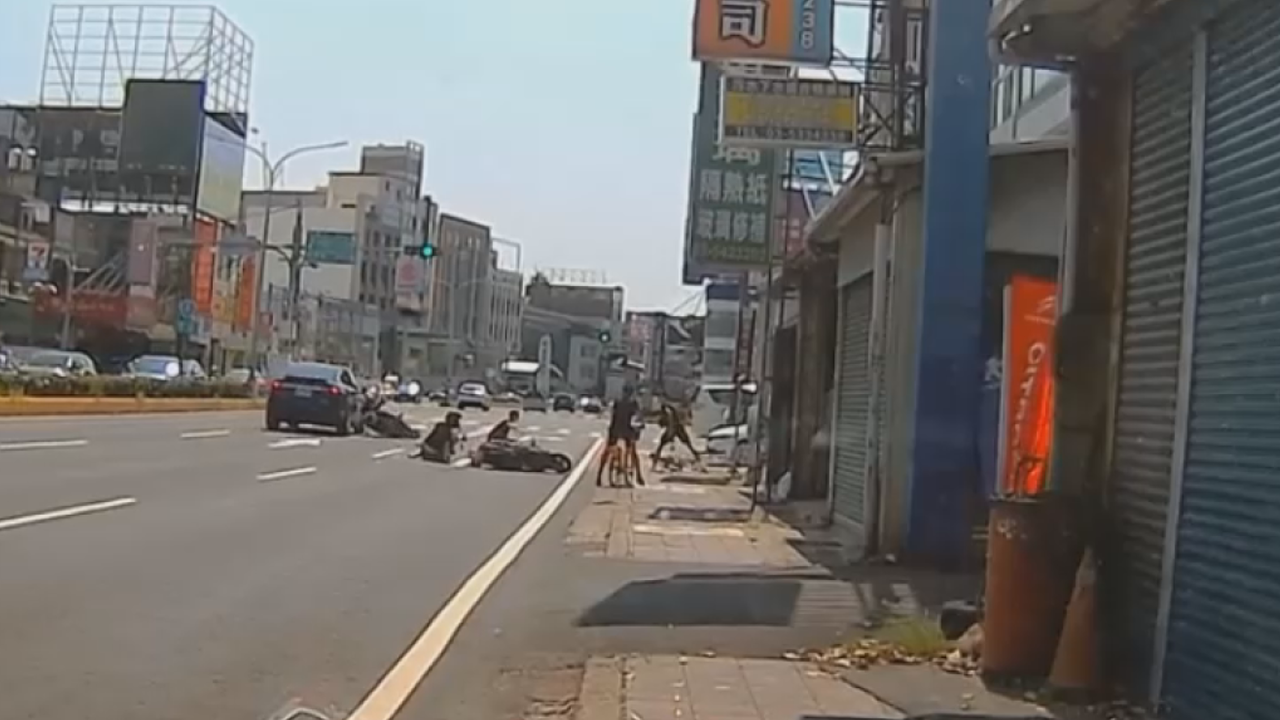 影 新竹市連環車禍 單車 機車 汽車幾秒內撞成一團 社會萬象 社會 聯合新聞網