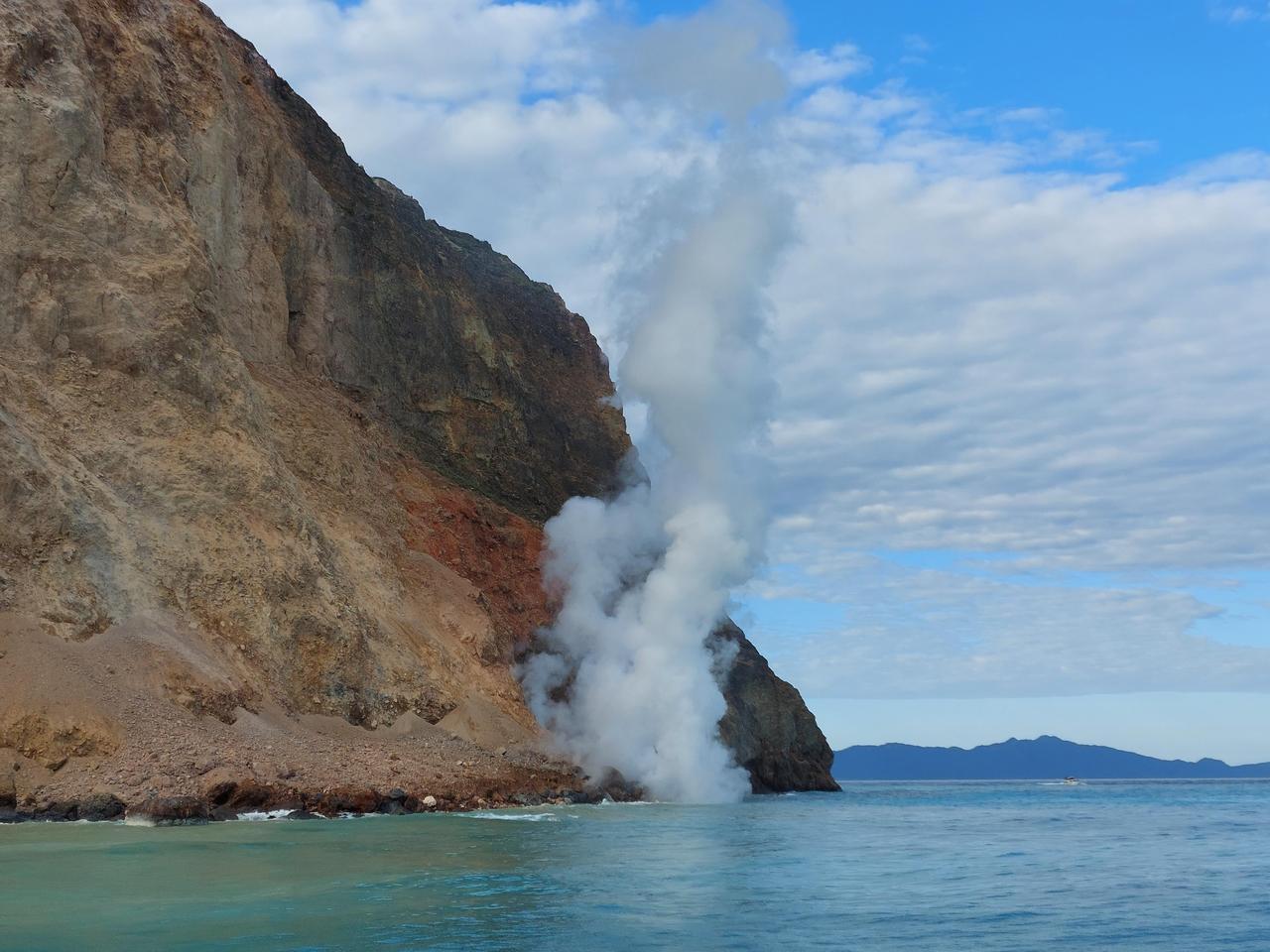 龜山島位於龜首的部位今天下午再度大噴磺煙,一度超過235米龜首高度,打破了17年的歷史紀錄。 圖/簡逢均提供