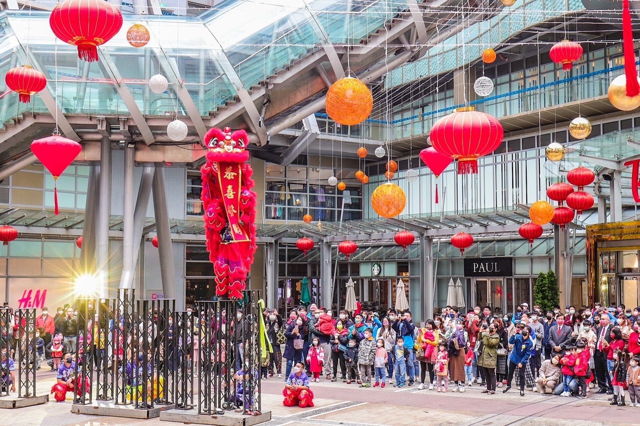 新竹巨城年初一祭紅包牆5份 買一送一 紅包吸人龍 流行消費 生活 聯合新聞網