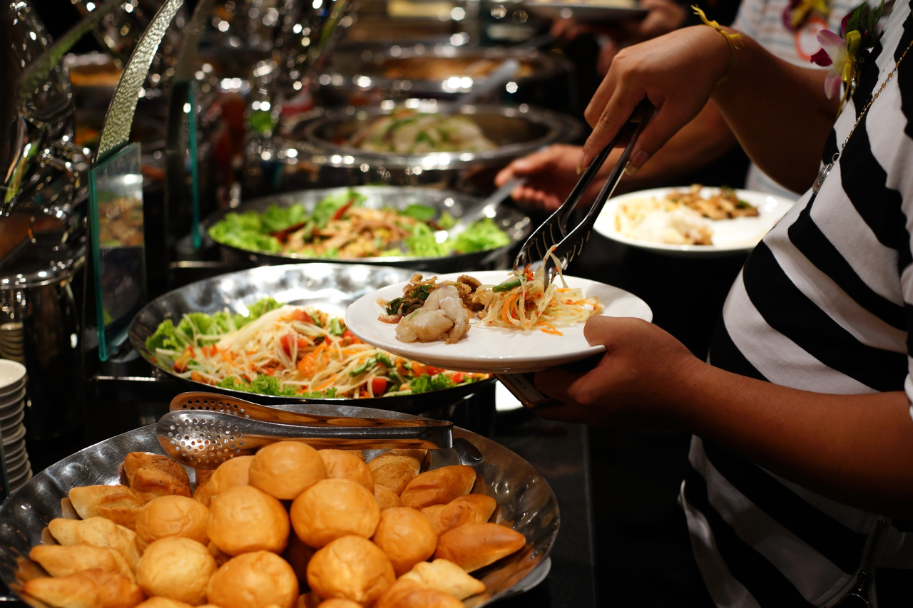 她想挑戰「一人吃Buffet」怕尷尬網大推曝優點多：根本超爽| 網搜追夯事| Oops | 聯合新聞網