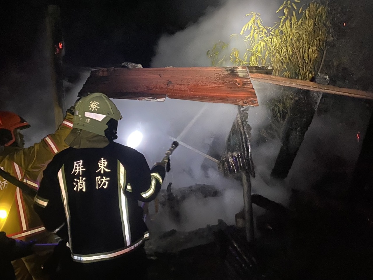 屏東石板屋聚落傳火警溪流取水搶救逾4小時才撲滅 社會萬象 社會 聯合新聞網
