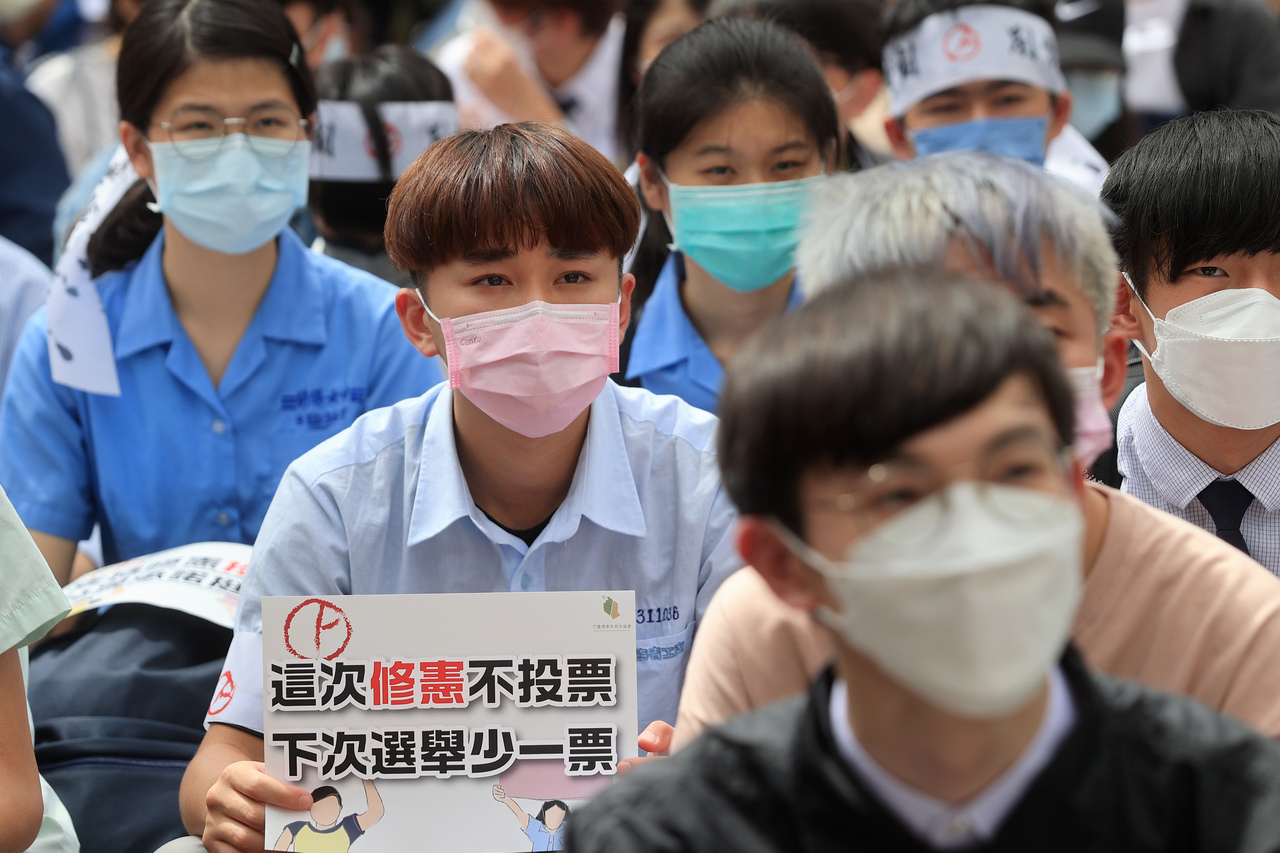 吳子毅／修憲公投襲來！年齡下修的公民權，18歲也要為自己投下一票| 法律白話文PLM | 鳴人堂