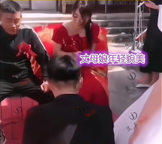 「最美丈母娘」只有32歲 新人跪拜照片曝光轟動陸網 1 16890507