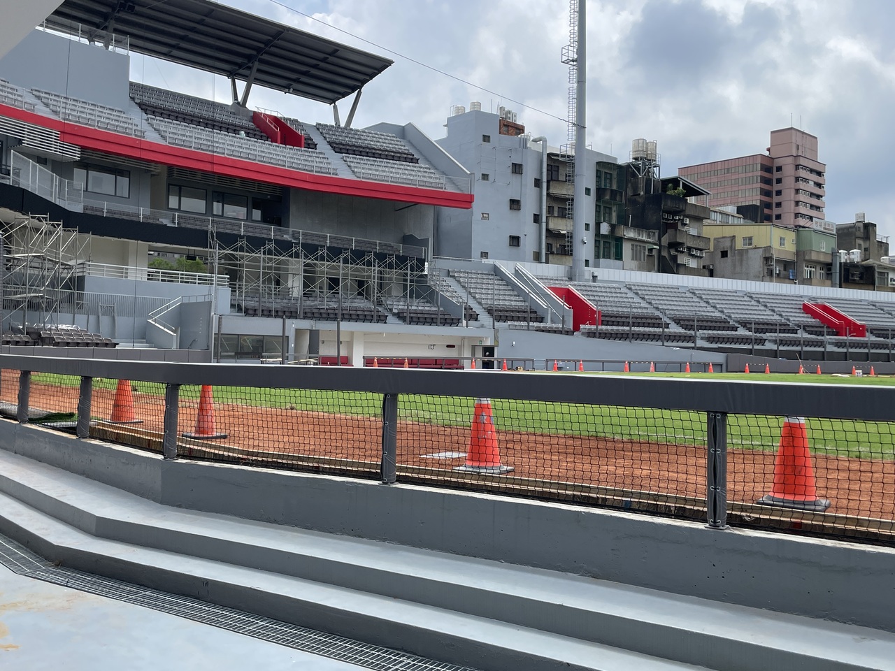 [新聞] 新竹棒球場「排水溝蓋在場內」 立委會勘要求外推