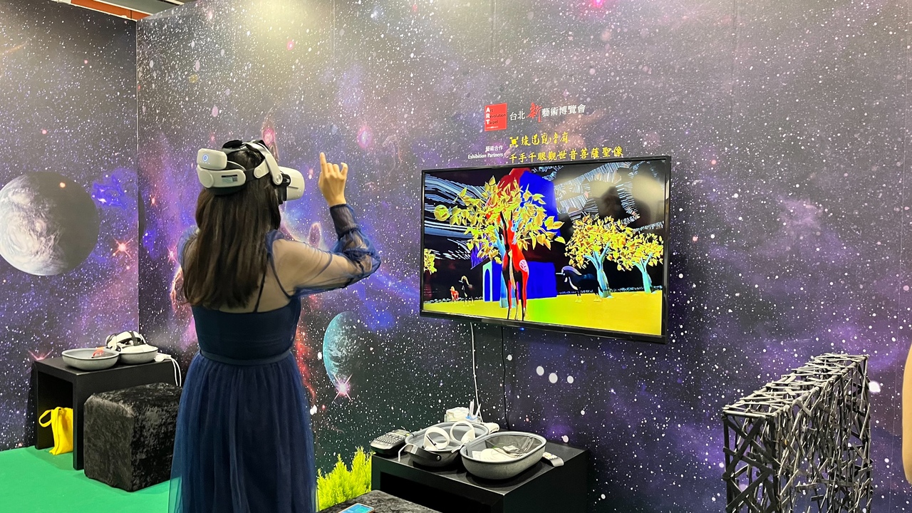 台灣首次展出「NFT元宇宙」的藝博會，讓參觀群眾現場進行沈浸式的VR虛擬實境體驗. 