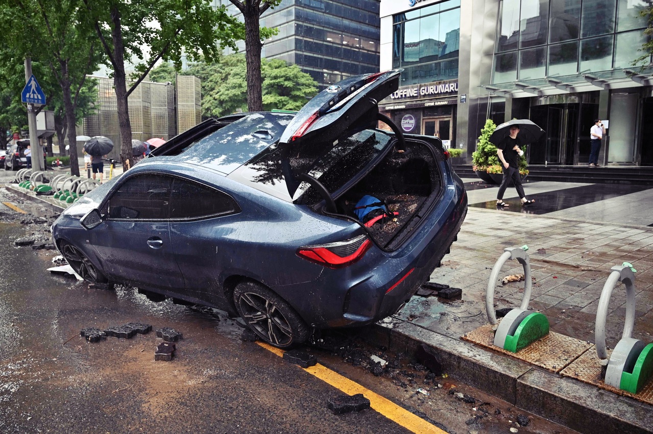 圖為8月首爾暴雨後的街景。 圖／法新社