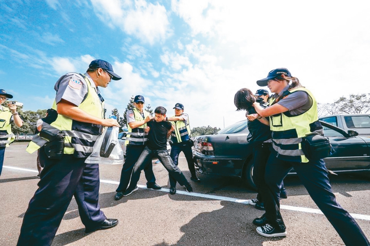 提升執勤安全…警署檢討逮捕術改推組合警力訓練| 警執勤安全強化| 社會