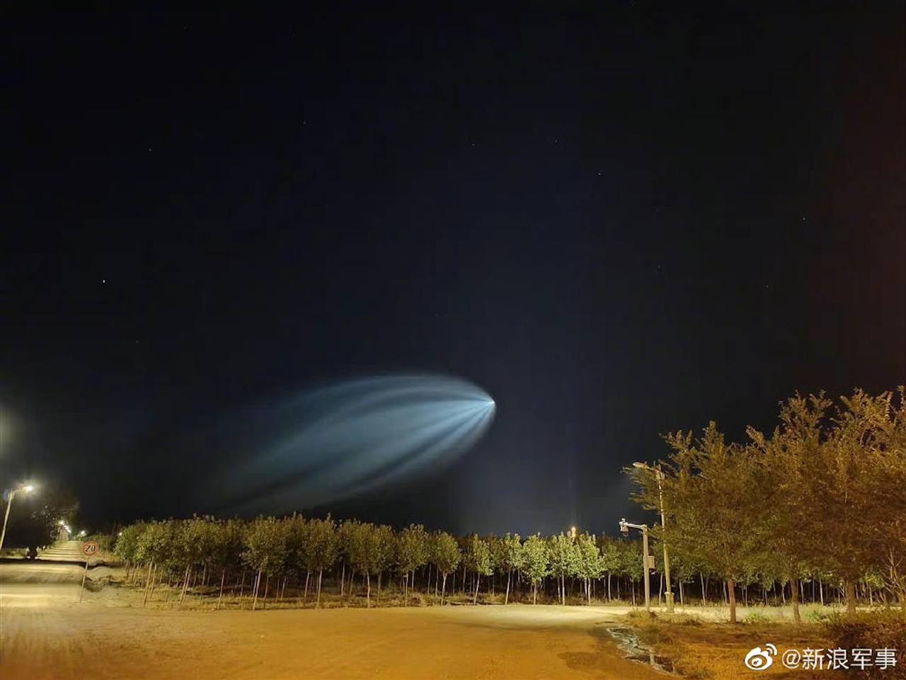 影 Ufo伴巨光現新疆 網笑 外星人開遠光燈 來自俄羅斯 翻牆來尋奇 兩岸 聯合新聞網