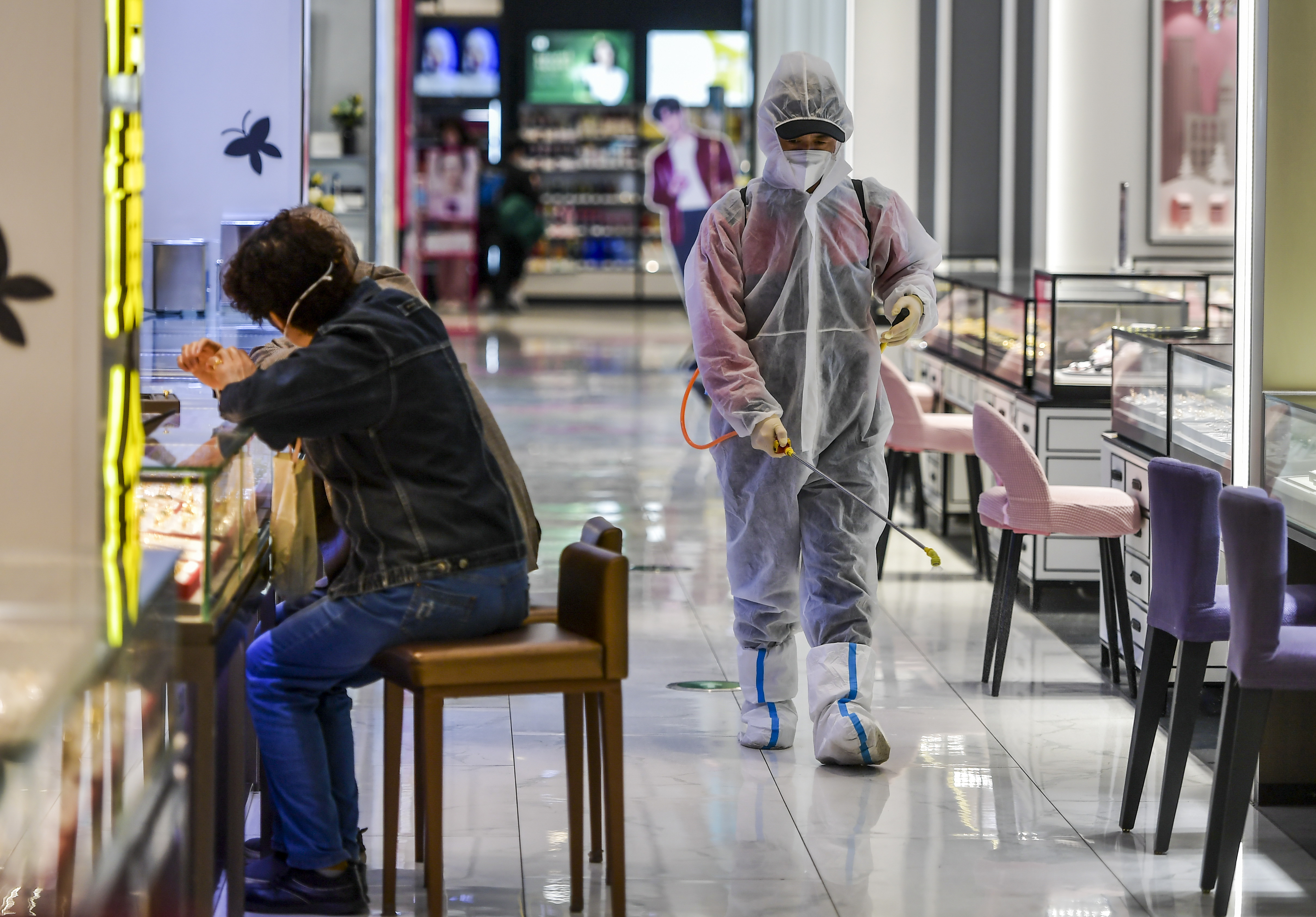 新疆疫情持續延燒，圖為烏魯木齊商業場所進行消毒。（中新社）