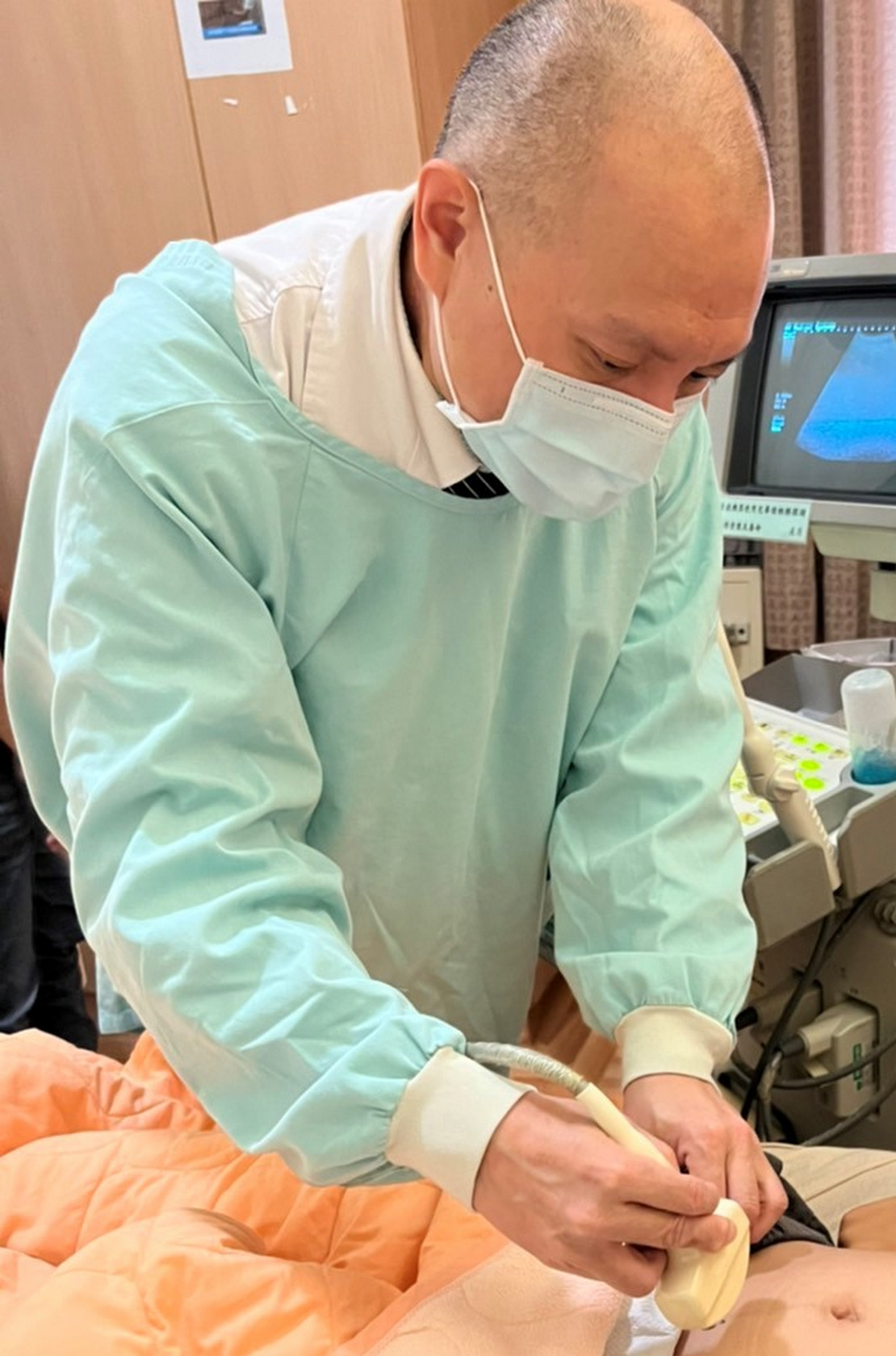 台中慈济医院小儿科主任李敏骏帮小澄检查肾脏功能。图／台中慈济医院提供