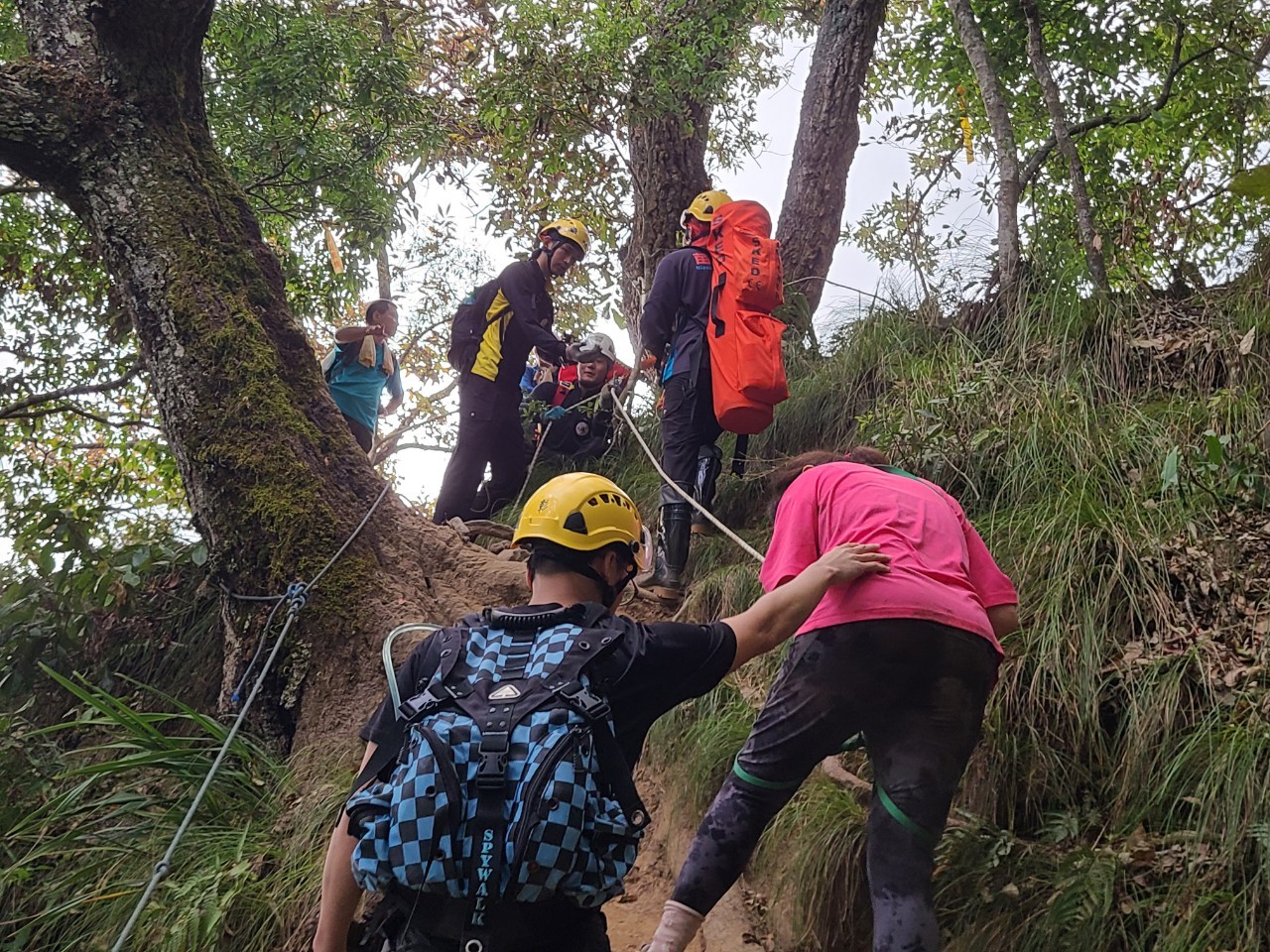 消防员出勤一趟上山救援，没想到有两对夫妻都面临体力不支难以下山状况。图／苗栗县消防局提供