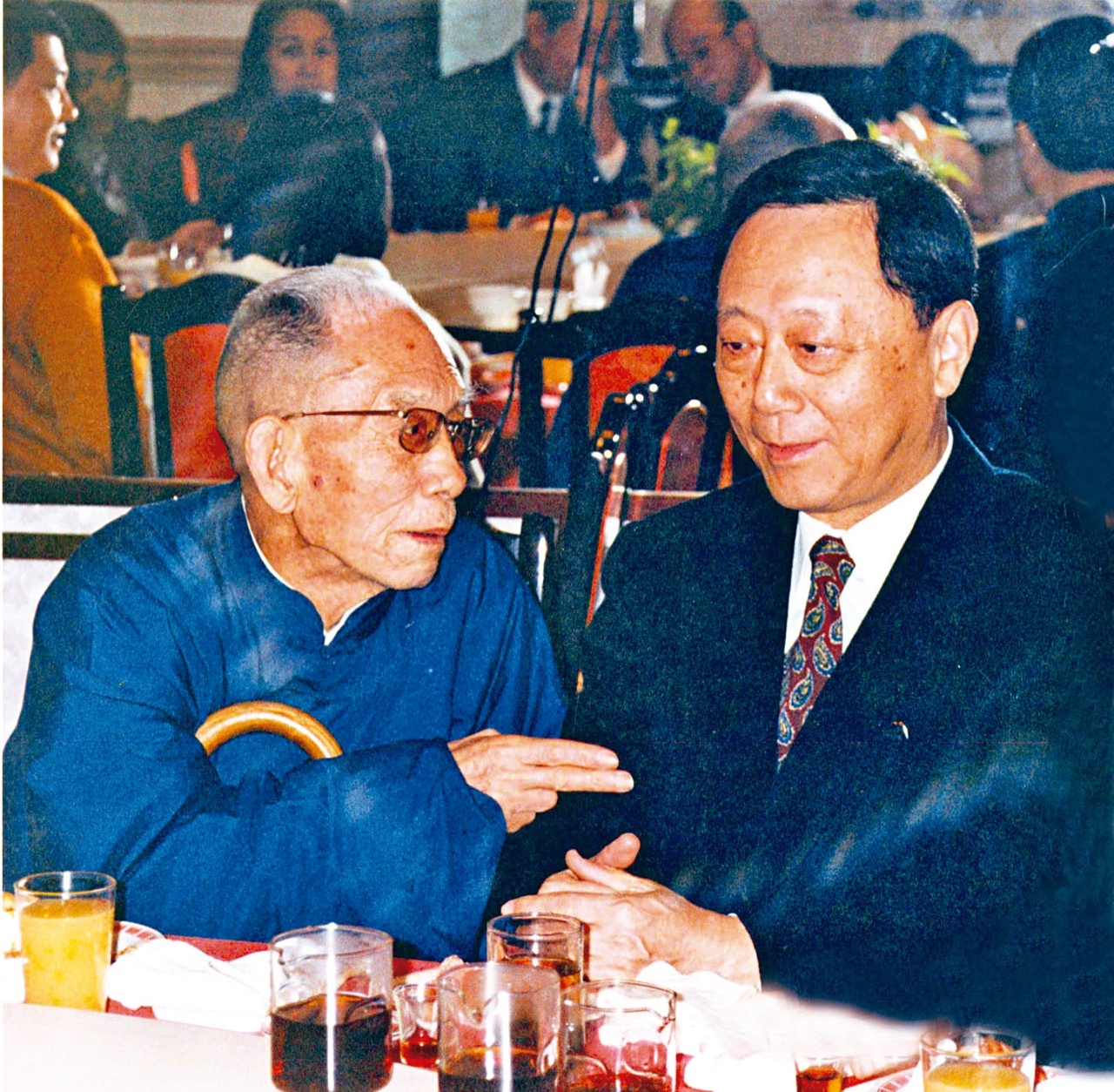 民国83年，刘国瑞（右）与牟宗三先生餐叙。一年后，牟先生病逝。图／沈珮君提供