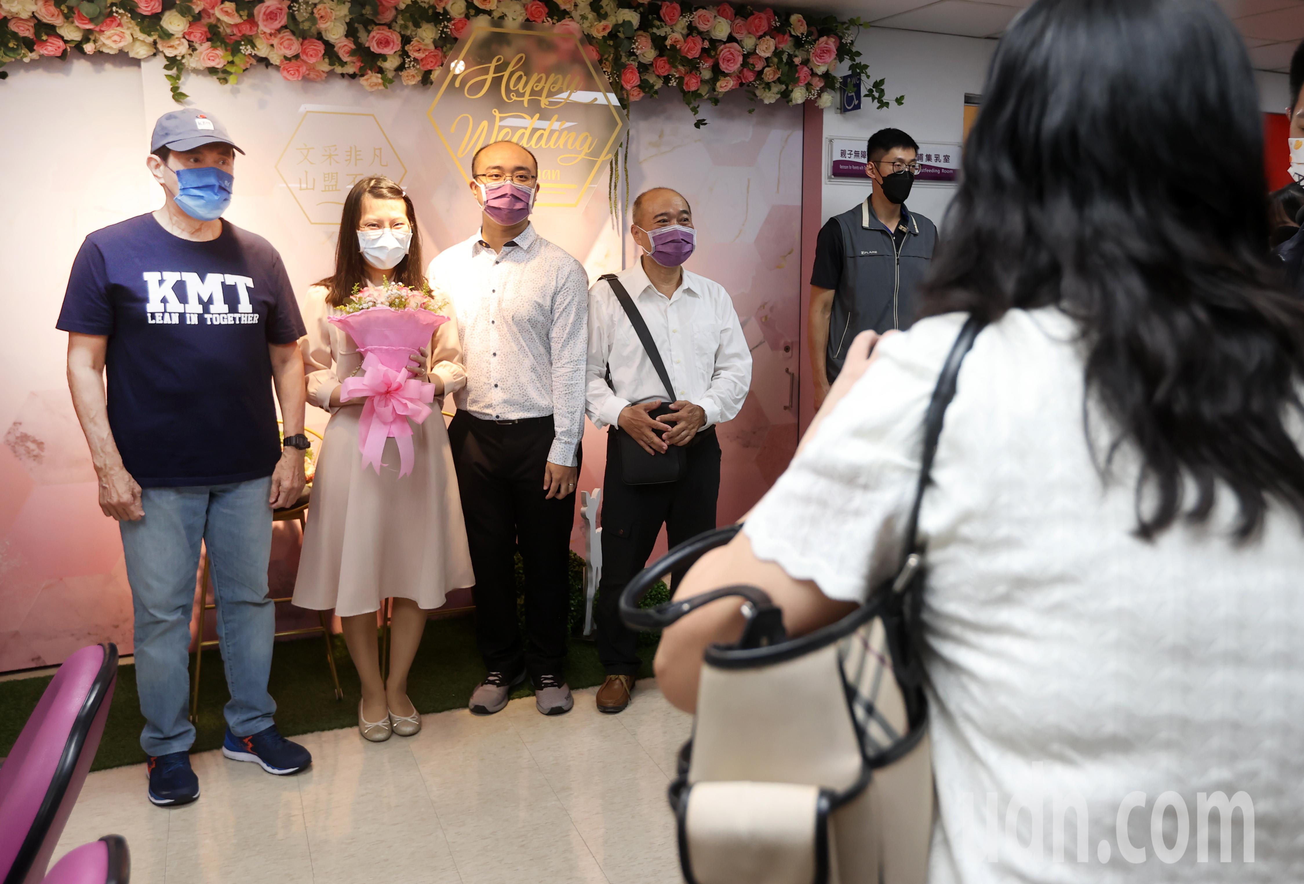 见证杨植斗登记结婚的马英九（左一）还被其他结婚的新人要求合照。记者胡经周／摄影