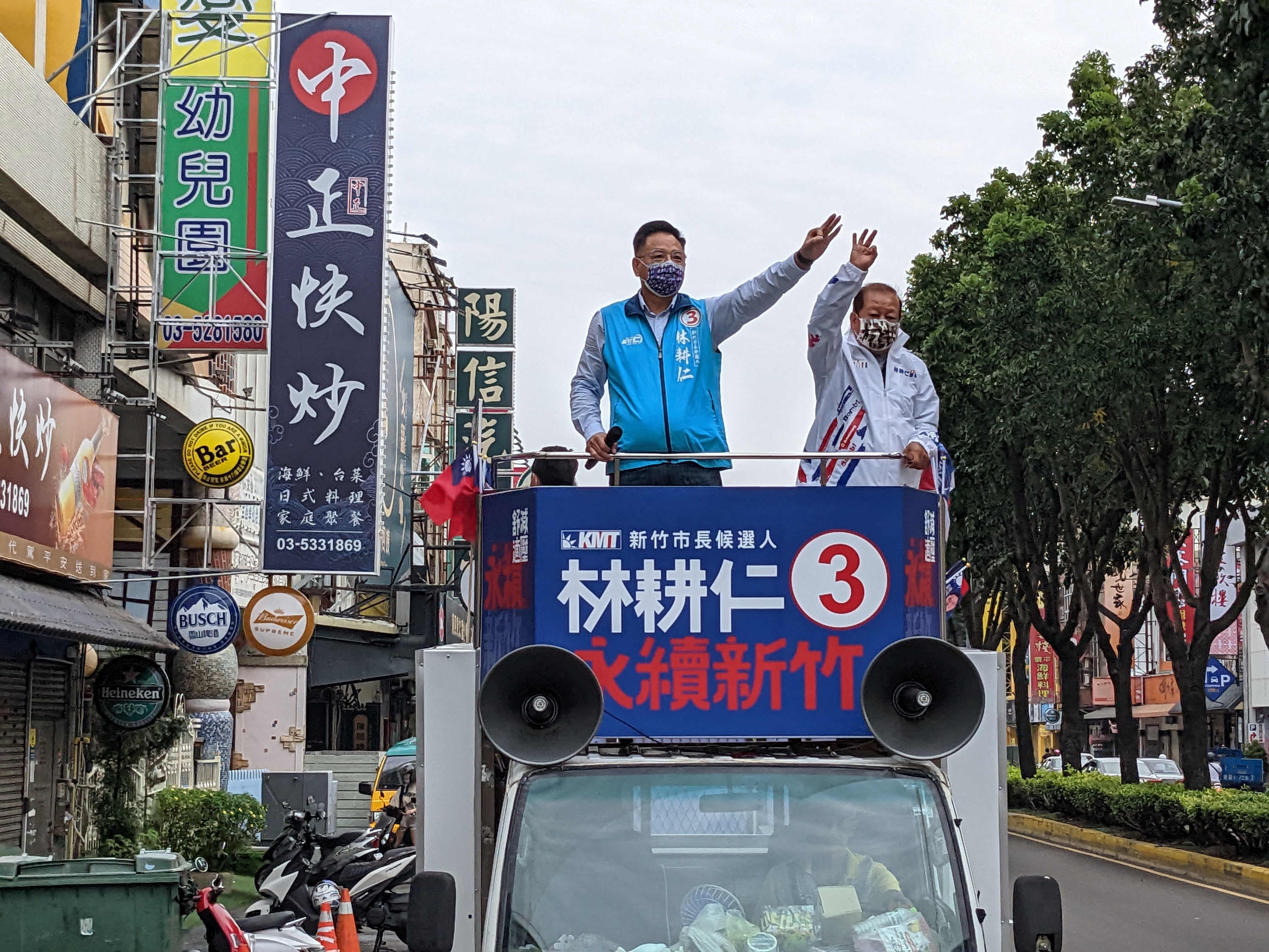 国民党新竹市长候选人林耕仁「全垒打车队」今到香山区扫街，全力诉求「繁荣香山、当仁不让」。图／林耕仁提供