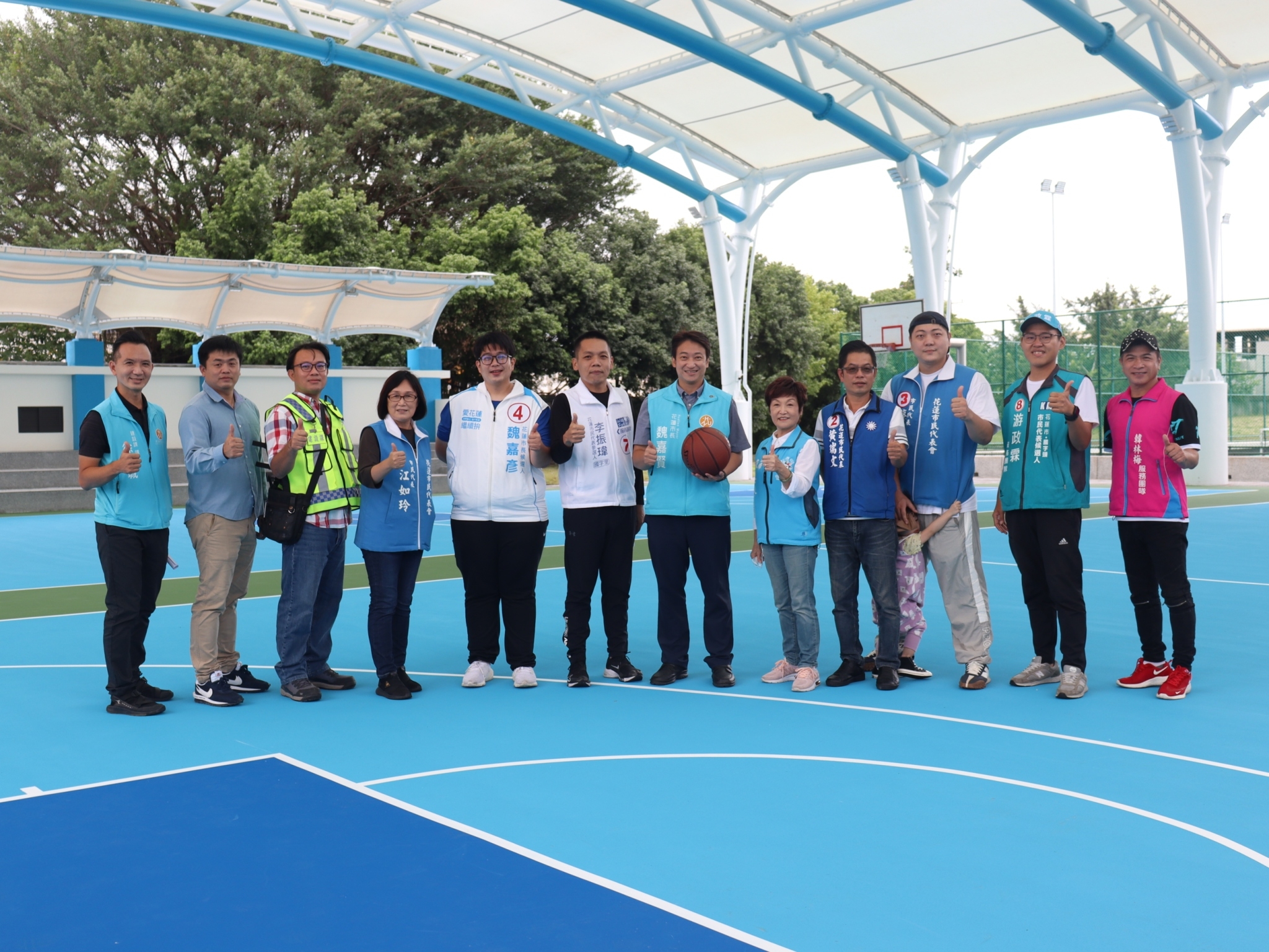 花莲市长魏嘉贤（右6）今天会同多位各级民代，视察中山公园风雨球场。图／市公所提供