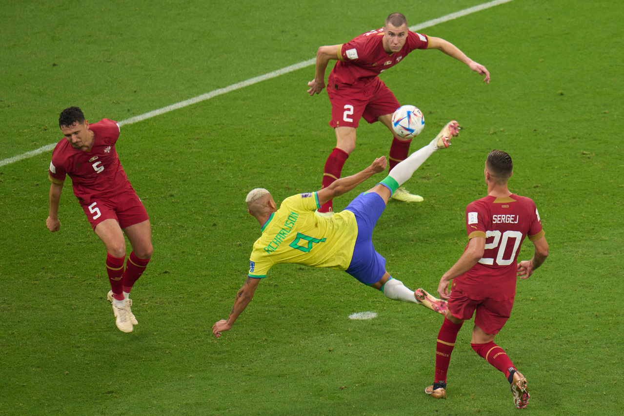 卡塔尔世足赛G组小组赛，巴西以2：0胜塞尔维亚，图为巴西队球员理查利森（黄色球衣）在比赛中射门得分。