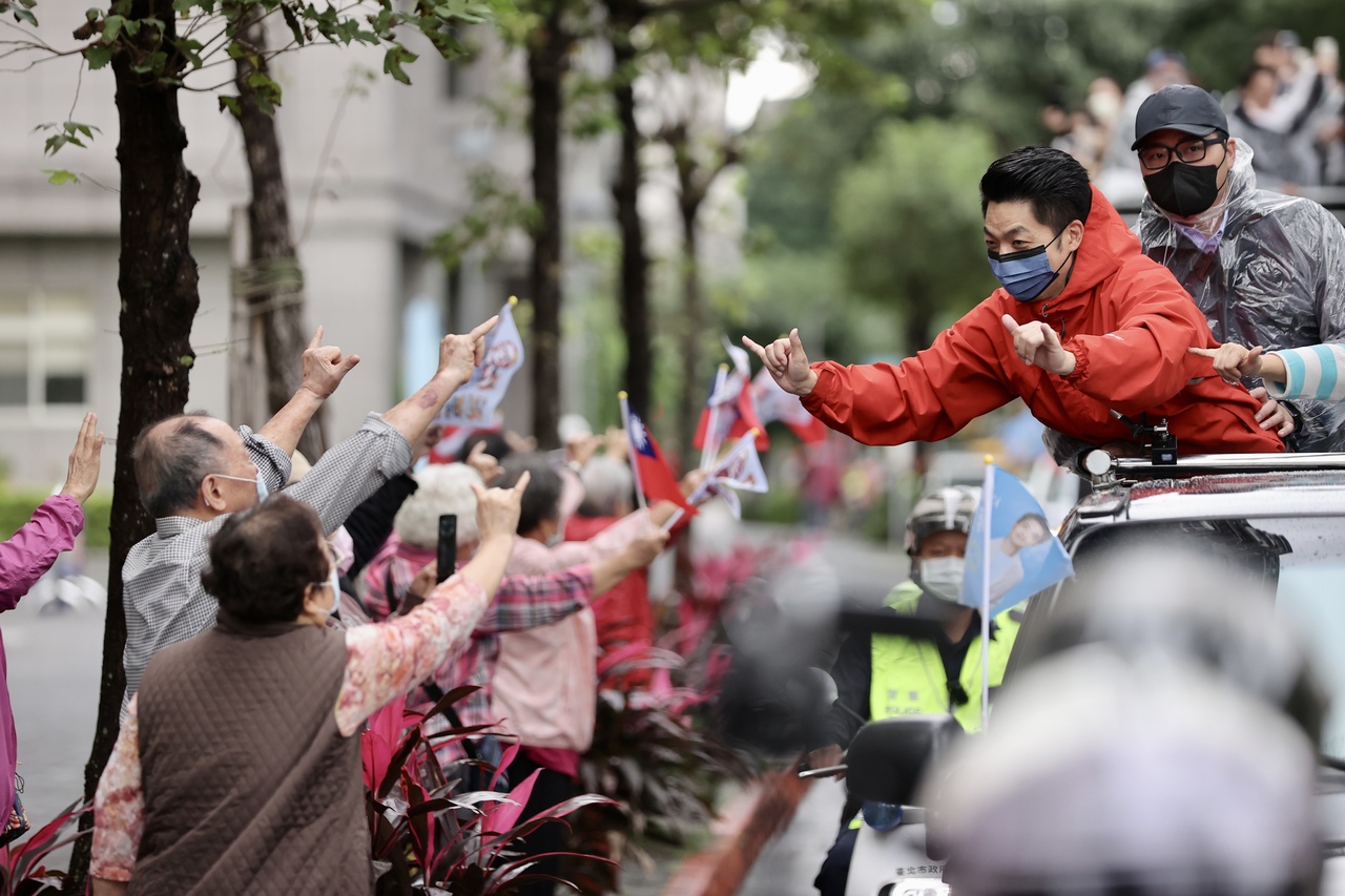 选前倒数最后一天冲刺，国民党台北市长候选人蒋万安（右二）一早以车队扫街，将台北市12个行政区全跑一遍，争取台北市民的支持。记者许正宏／摄影