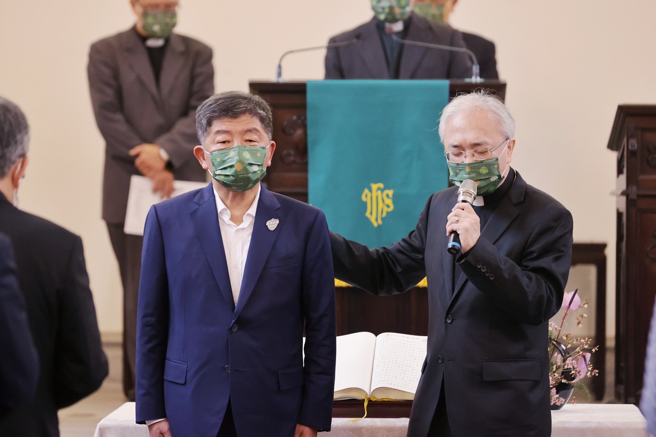 民进党台北市长候选人陈时中（左）上午前往台湾基督长老教会济南教会参加祈祷会。记者曾原信／摄影
