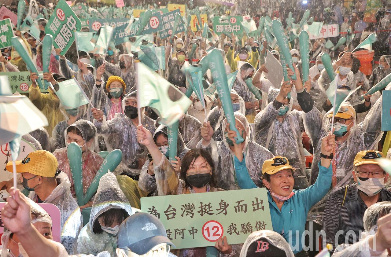 民进党台北市长候选人陈时中选前之夜晚会昨天于民进党党部前举行，民众不畏风雨前往参加。记者曾原信／摄影