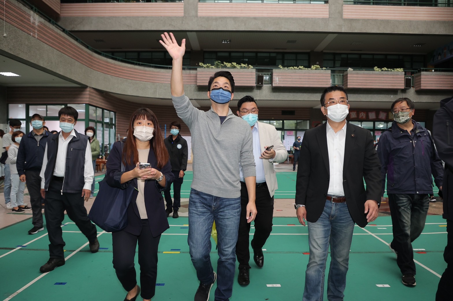 国民党台北市长候选人蒋万安一早投票，与民众自信挥手。记者许正宏／摄影