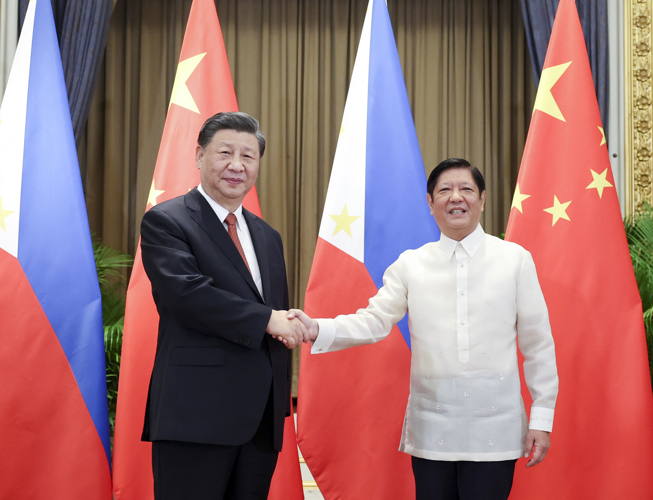 中国大陆跟菲律宾主要争议就是南海问题。双方曾在黄岩岛有过对峙。图为习近平（左）与小马可仕17日在泰国曼谷会晤。习近平当时强调在南海问题上，双方要坚持友好协商，「妥处分歧争议」。新华社