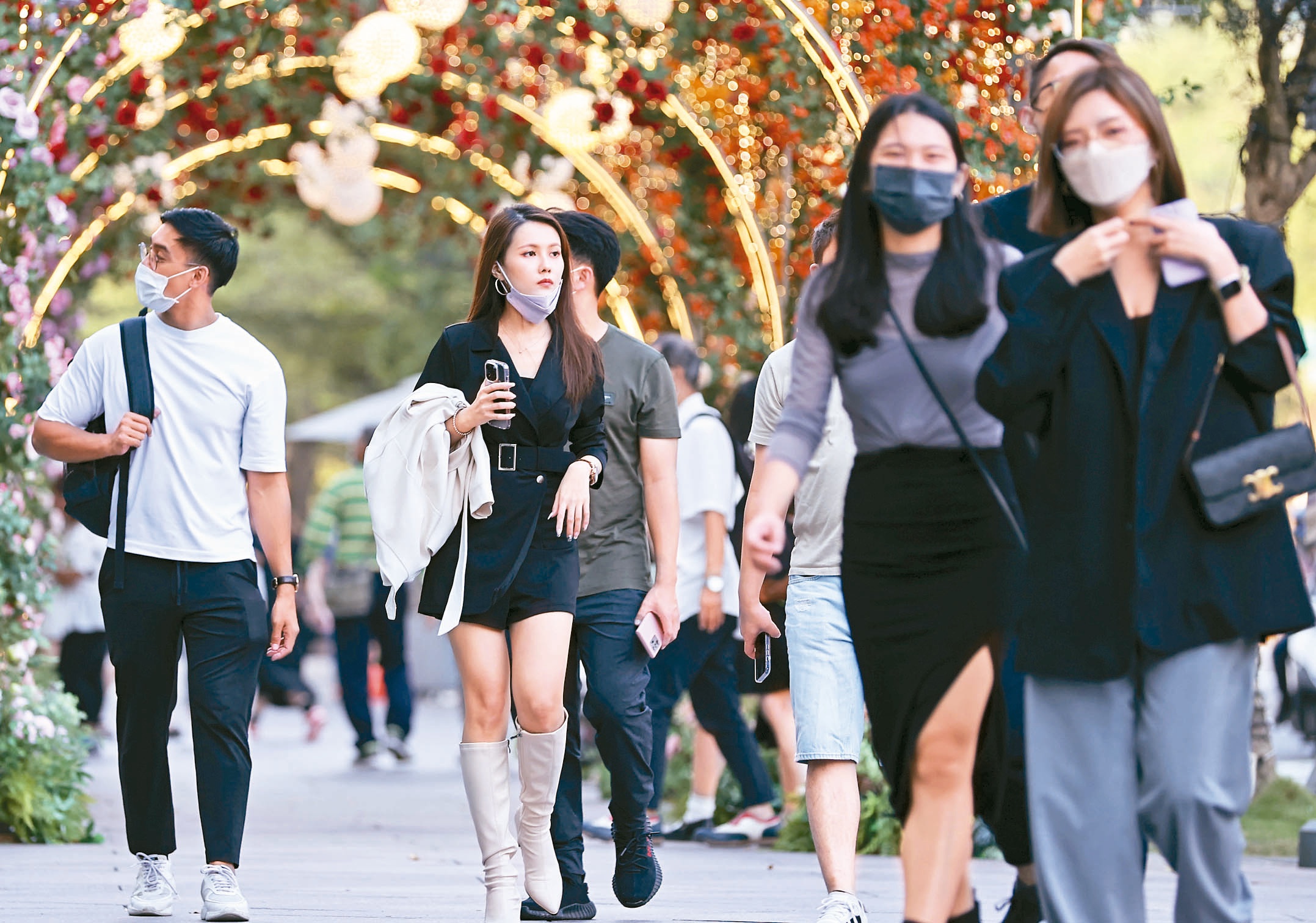 指挥中心宣布12月1日起，取消室外全程戴口罩规定，究竟要不要脱掉口罩引发民众讨论。记者侯永全／摄影