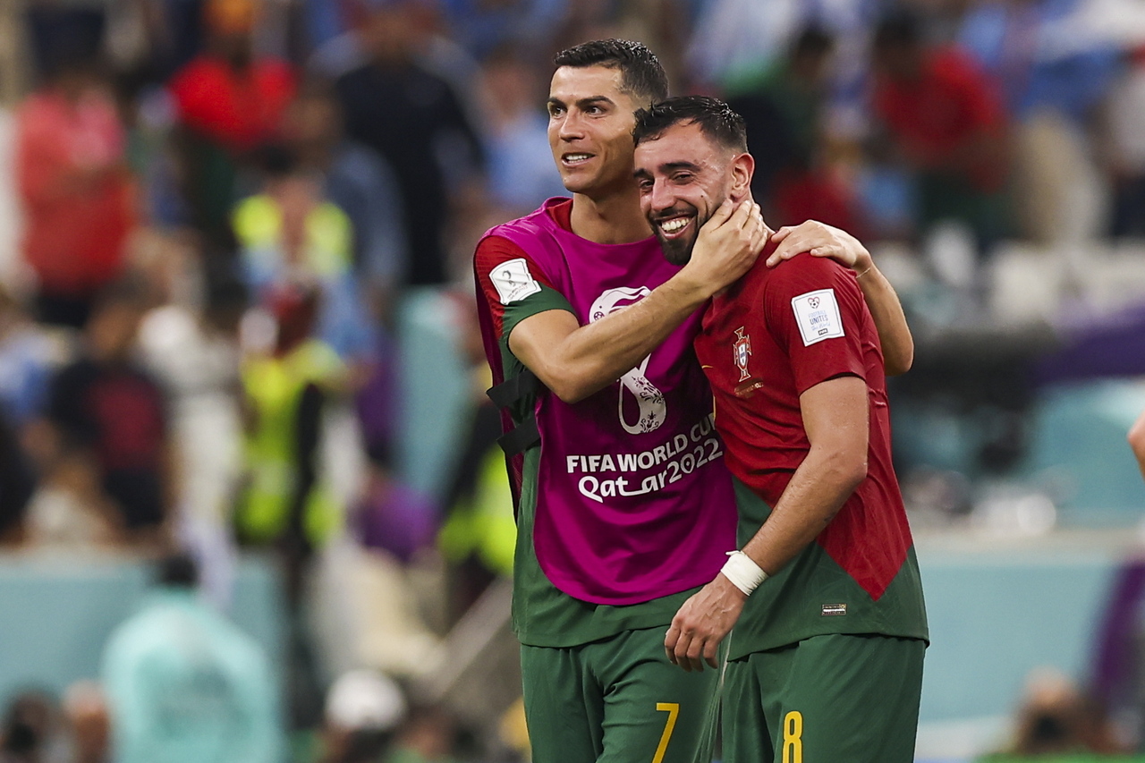 葡萄牙费南德兹（右）独进2球，助葡萄牙以2比0击败乌拉圭，下战将全力抢分组龙头。图左为C罗。