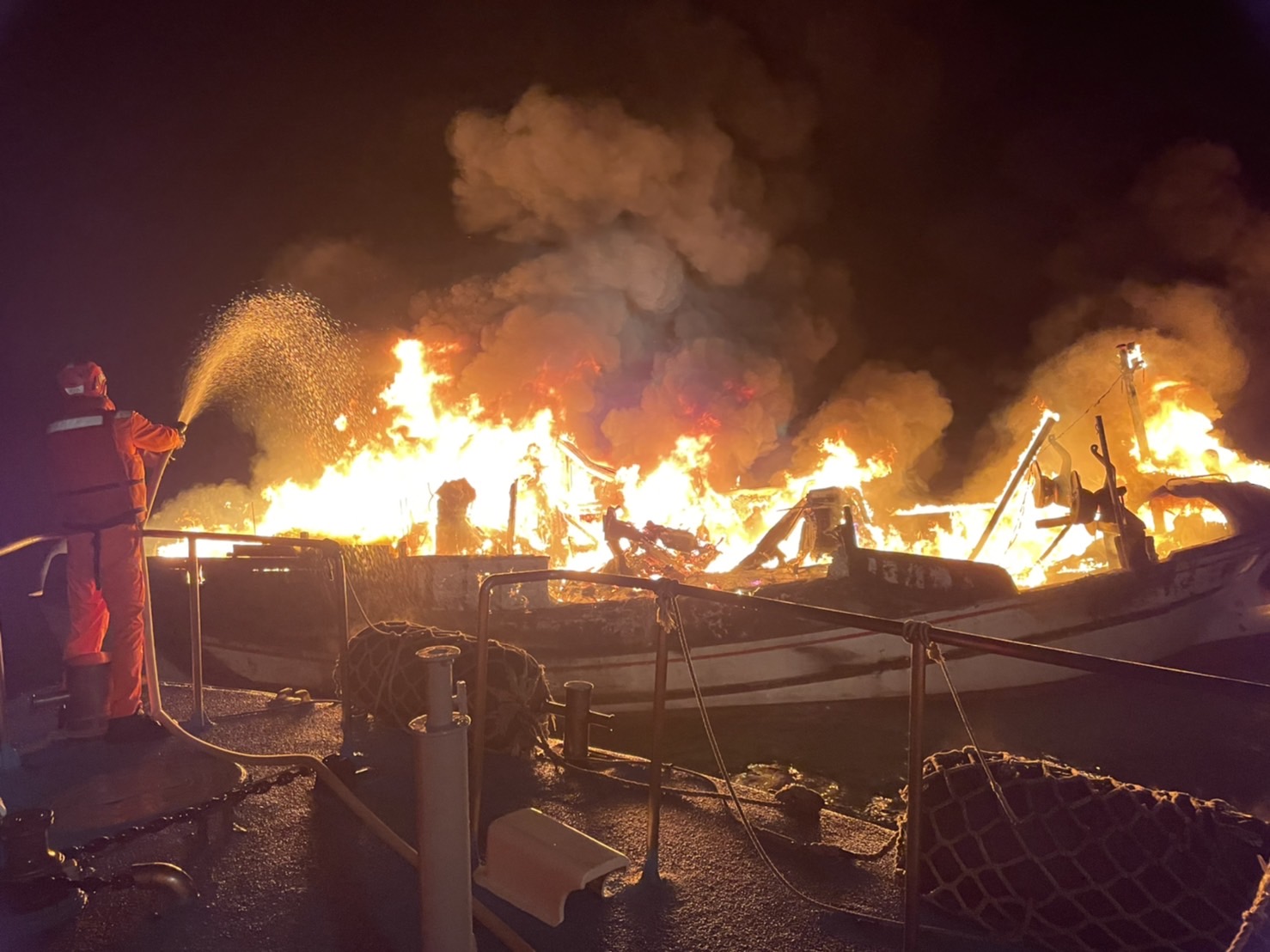 「永丰祥2号」清晨在马公四角屿海域失火，火势猛烈。图／第八海巡队提供