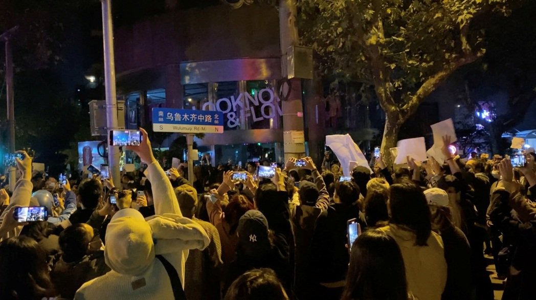 在大陆爆发的多场抗争中，上海乌鲁木齐中路群众喊出「共产党下台」最受瞩目。路透